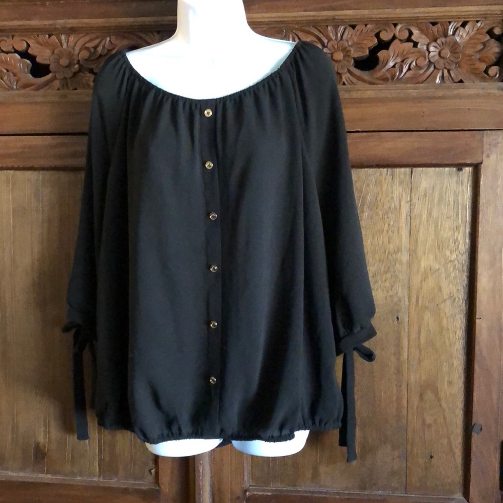 Super cute and detailed Torrid size 2 blouse